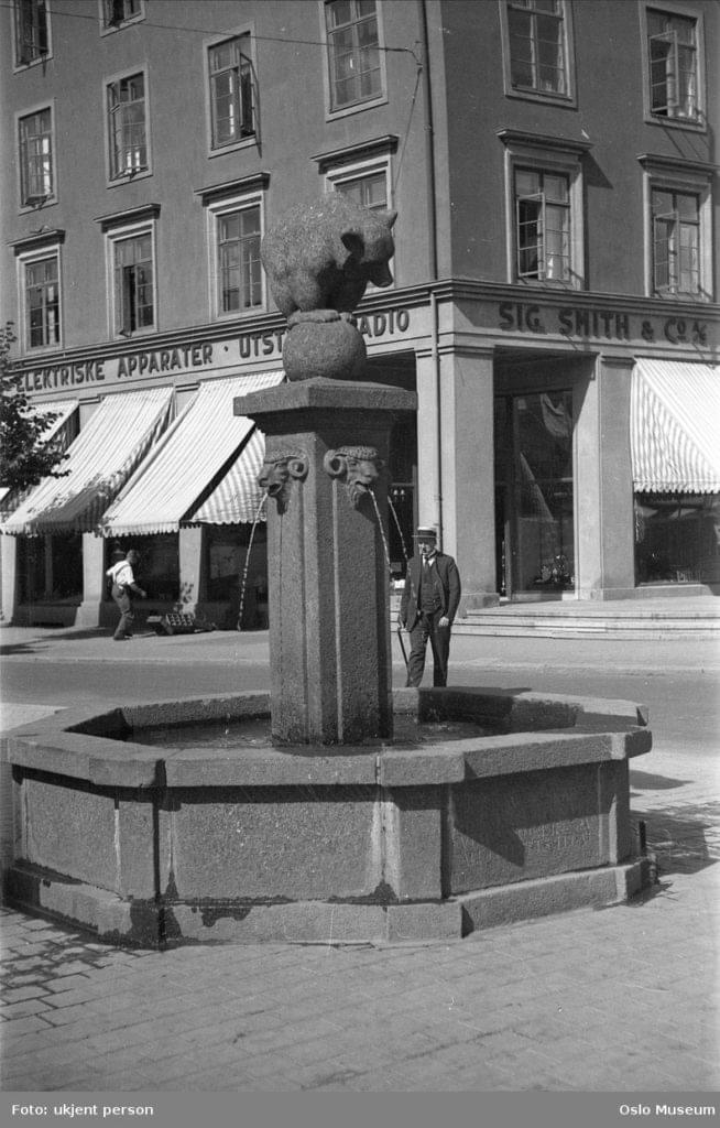 Majorstuhuset 1933, Fotograf Ukjent. Skulptur Utført Av Asbjørg ...